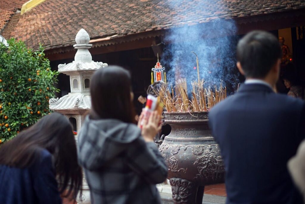 Nằm mơ thấy đi chùa: Mách bạn con số tài lộc đáng chú ý 7 Mơ đi chùa thắp nhang